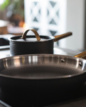 Modell Stegepande Nonstick Matsort Med Messingdetaljer